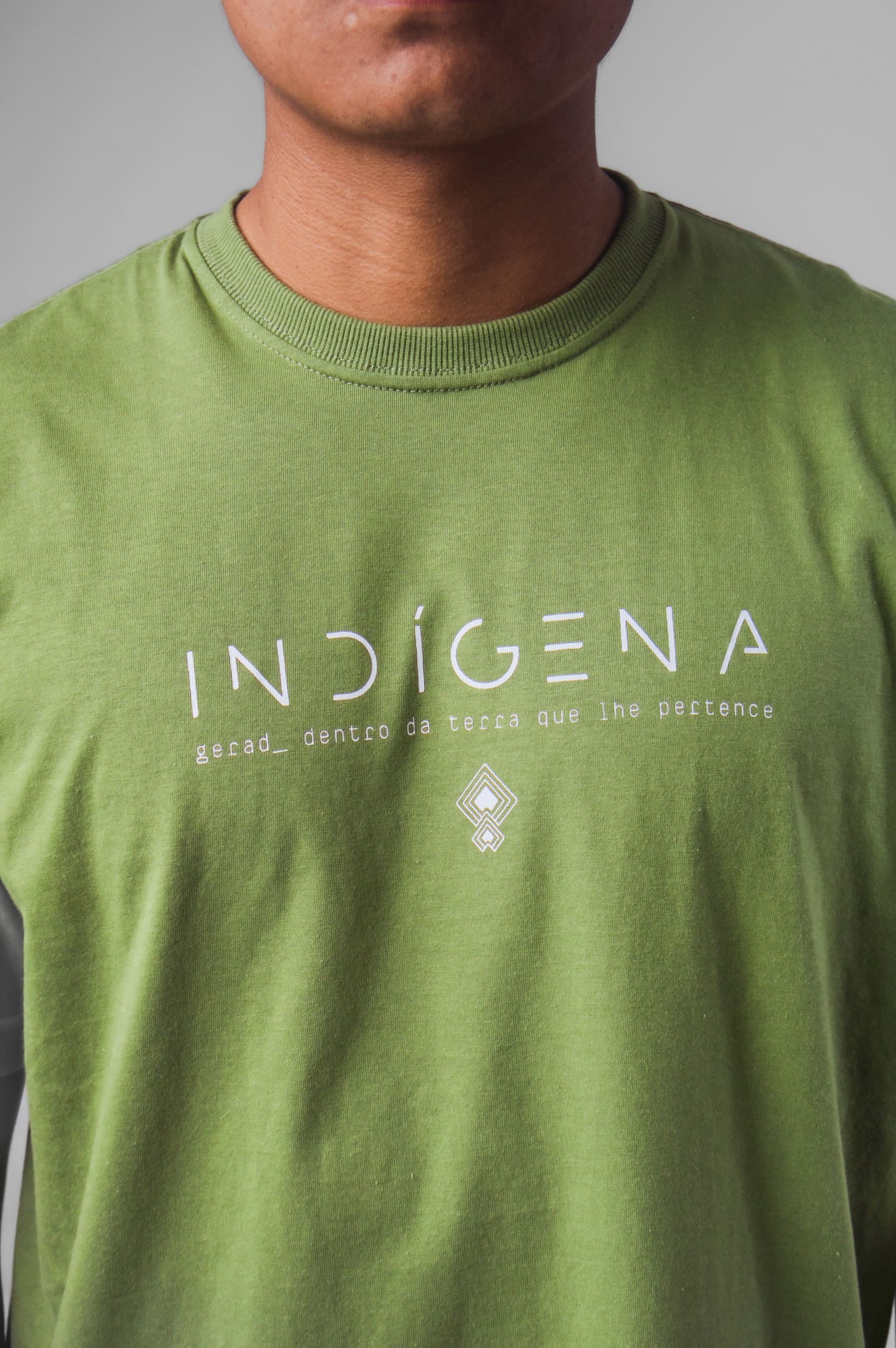 CAMISETA INDÍGENA - VERDE OLIVA