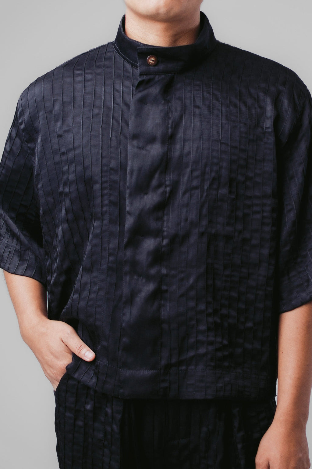 CAMISA CROPPED FOLHA DE CARANÁ - PRETO